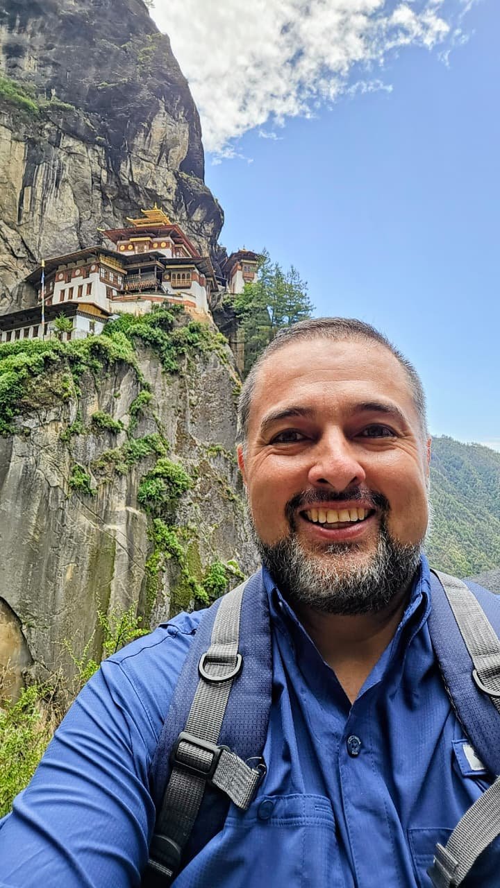 David Pérez frente al monasterio Taktsang (Nido del Tigre), en Bután